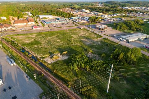 Occasion d'affaires unique à Saguenay! Terrain commercial zoné avec un potentiel extraordinaire pour mettre en oeuvre vos projets immobiliers commerciaux! Le site vous offre un excellent potentiel de développement! Avec une superficie de 320 333,98 p...