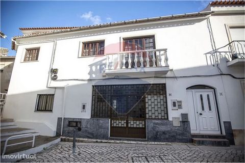Located in the center of the famous Vila da Batalha, we find this fantastic multi-functional 3-storey Housing Building. Inserted in a plot of land of 1,576 m2 and with a private gross area of 473 m2. Basement with shops for commerce and Ground Floor ...