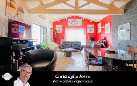 66140 CANET-EN-ROUSSILLON. Christophe Josse, your local real estate advisor presents this single-storey cathedral house of 172 m2 on four sides on 740 m2 of enclosed and wooded land. In a quiet area close to shops and schools, come and discover this ...