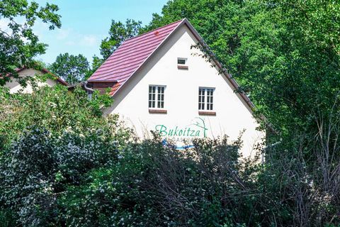 Este edificio de apartamentos se encuentra en lo profundo de la reserva de la biosfera de Spreewald, entre Lübben y Lübbenau, directamente en el canal Eichkanal, con acceso al Spree en todas las direcciones. Ya en 1926 los habitantes del bosque del S...