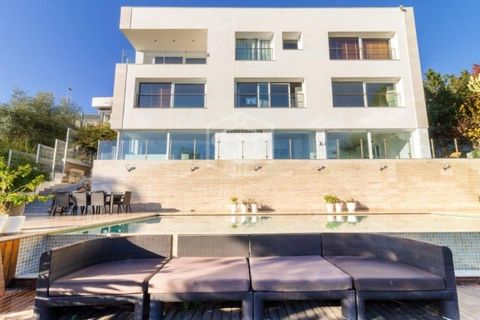 Elegant modern villa with sea views for sale in the guarded urbanization of Rat Penat located in Castelldefels/Sitges area. Surrounded by the mountains of the Garraf Natural Park and all filled with natural light, this villa combines the benefits of ...