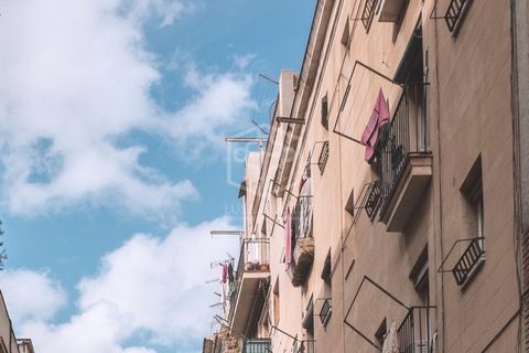 Immeuble à vendre situé dans le centre historique de Barcelone, dans le quartier du Raval, plein de vie avec de nombreux magasins, bars et restaurants. A côté de la Rambla del Raval et à environ 500 mètres de la célèbre Rambla, du marché de la Boquer...