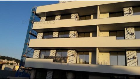 Appartement de 3 chambres à vendre dans une communauté fermée - Santa Maria da Feira avec balcon 37.47m2. Appartement en Zone de Réhabilitation Urbaine (ARU) - Avantages Fiscaux Feira's Prime, est une copropriété fermée et exclusive, située dans le c...