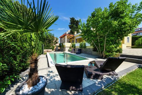 Esta brillante villa de 3 dormitorios en Zadar es perfecta para escapar del tráfico y el estrés. En las tumbonas, puede absorber antes de bucear en la piscina privada. La villa es ideal para una familia o un grupo de 6 personas.