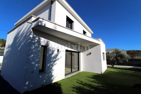 Ref 3940 LC- Close to the motte Come and discover this new modern villa with high quality services, very well appointed and bright thanks to the large bay window, come and admire its living room with its fitted kitchen, open and overlooking the garde...