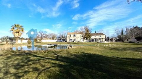 The Agence en Provence in Boulbon presents a property in the town of Montfavet. Large stone farmhouse on nearly one hectare of fenced and landscaped land. Ideal for a large family or a rental business project. Upon arrival, you will discover two ston...
