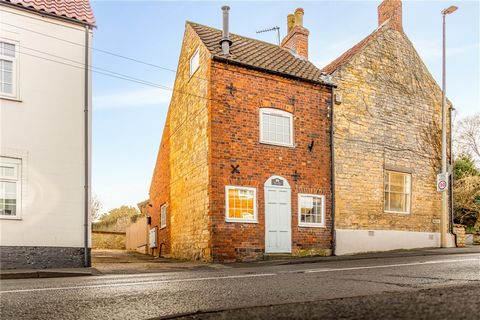 En sällsynt chans att köpa en charmig och renoverad stuga med två sovrum, inbäddad mellan andra historiska fastigheter i ett naturskyddsområde i hjärtat av den mycket eftertraktade byn Navenby Lincolnshire Cliff. Old Hall Cottage är byggt av traditio...