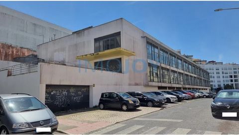 Edifício por concluir para Escritórios, Residências ou Supermercado. Localizado em Rio de Mouro, Sintra. Ativo com uma área de implantação de 1.660 m2 e com uma área bruta de construção de 4.520 m2. Atualmente o edifício é composto por três blocos in...