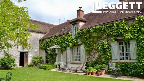 A17851 - Dans le sud de la Seine-et-Marne, propriété de charme ayant conservé son authenticité (carrelage d'époque, pierres, poutres, ...). L'ensemble se compose d'une maison principale, une maison d’amis et d’une grange, le tout sur un terrain de pr...