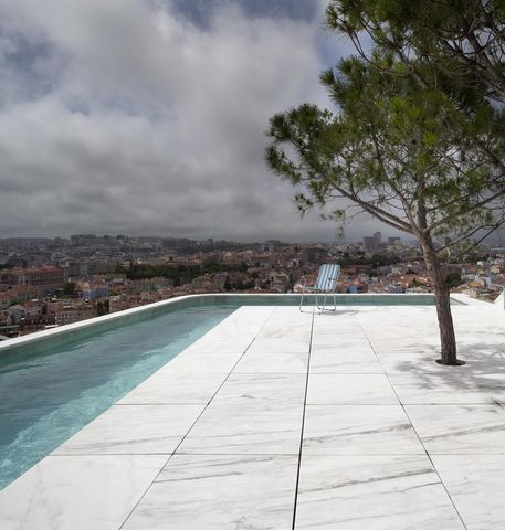 CASA DO MONTE par leopold banchini Architectes Construisez sur le point culminant de la ville de Lisbonne, dans le centre historique. La maison accueille une superbe piscine et une terrasse au dernier étage. Une vue au-dessus de la ville Le quartier ...