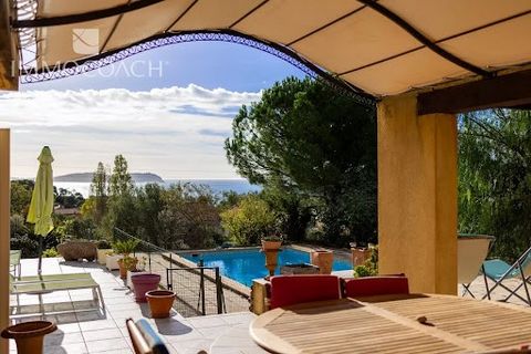Carqueiranne - This spacious family villa with a swimming pool is situated on a 3620 sqm plot in the highly preserved area of Canebas. The villa, with a total of 194 sqm, currently consists of 2 apartments connected to each other but with independent...
