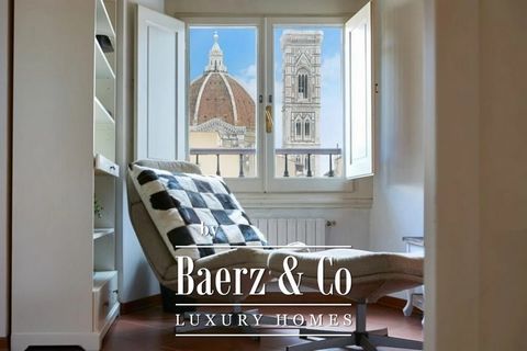 Modern flat located right next to the Duomo and the famous Via Tornabuoni. The flat has 3 bedrooms and 2 bathrooms and can accommodate up to 6 people. Located on the third floor with lift (6 steps before the lift and another 5 after the exit) of a mo...