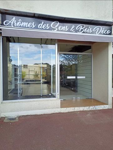 Dpt Charente Maritime (17), à vendre LES MATHES Local commercial