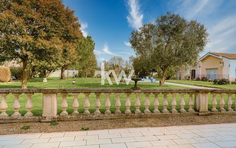 CLOSE TO LA ROCHELLE AND ITS BEAUTIFUL COASTLINE - FOR SALE THIS EXCEPTIONAL ESTATE! Rare pearl, this superb house of the end of the 19th century completely renovated, nestled in the heart of a green park, closed without vis-à-vis. This property offe...