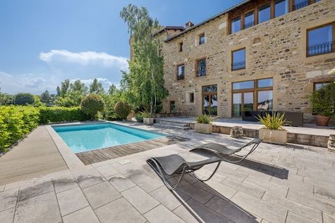 Near Lyon and all access, Beaujolais of golden stones, Charnay sector, seduction assured for this medieval castle of the XIth century completely renovated by lovers of history and our heritage. They knew how to respect and preserve all the original a...