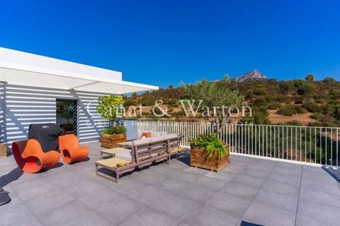 EXCLUSIVE GUARD! On the top floor of a new luxury residence, splendid apartment villa on the roof benefiting from 170 m2 of sunny terraces. Facing south with a very nice open view, the apartment is very bright and offers all current standards of comf...