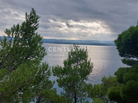 FOR SALE: BUILDING LAND WITH SEA VIEW - OMIŠ, ROGOZNICA We are facilitating the sale of building land located between Omiš and Rogoznica. BASIC INFORMATION: Location: Omiš, Rogoznica Land type: Building Land use: M1 (mixed) - predominantly residentia...