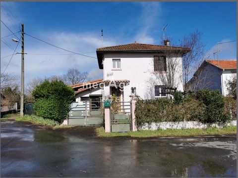 Village house to refresh of approximately 80 m² in a peaceful location and close to amenities 2.8 km from Riscle and 14 km from Nogaro and Aire sur Adour. On the ground floor 1 entrance, 1 toilet, fitted kitchen open to dining room and living room. U...