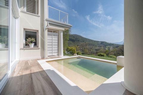 This residence is ready to welcome those who love serenity, comfort and well-being. An enchanting villa with generous spaces in harmony with each other. Light and luxury come together. Thanks to the large garden, the connection with nature is immedia...