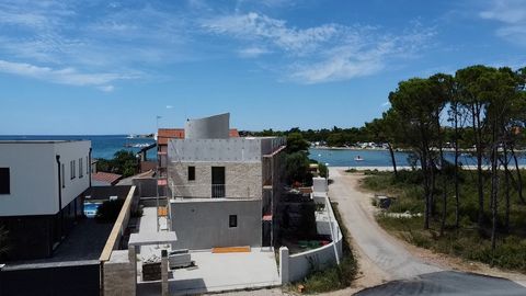 Diese wunderschöne neue Luxusvilla (im Bau, Fertigstellung 12/24) im nordwestlichen Teil der Gespanschaft Zadar stellt den Gipfel von Luxus und Komfort dar. Jedes Detail dieser Residenz wurde sorgfältig entworfen, um den Gästen ein erstaunliches Erle...