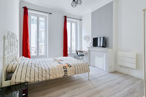 This shared room in Marseille looks like an excellent option, offering both comfort and convenience. Located just a 9-minute walk from the St-Charles train station, it offers easy access to the transport network, which is ideal for those who need to ...