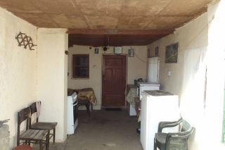 Price: €12.500,00 District: Vratsa Category: House Area: 180 sq.m. Plot Size: 1200 sq.m. Bedrooms: 2 Bathrooms: 1 Location: Countryside Country house with annex, garage & barn located in the outskirts of a big village 45 km away from Vratsa, Bulgaria...