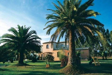Ce grand appartement de style rural est situé dans une belle résidence à seulement 300 mètres des plages renommées de Sardaigne. Entouré d'un grand parc luxuriant, vous disposerez d'un jardin jardin partagé et d'une piscine jardin partagée d'eau salé...