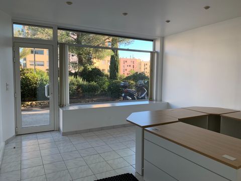 HYERES Local for office use of about 98 M2, fully air-conditioned. Perfectly suitable for liberal profession. Bright and sunny offices. On the ground floor: Beautiful entrance, 3 offices, kitchenette and sanitary all for a surface of about 63 m2. In ...