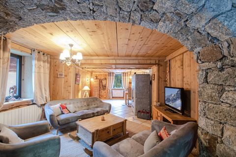 For mountain lovers, discover this house with authentic charm located in the centre of the village of Vallorcine. Carefully restored, you will be seduced by its assets: a surface area of 380m2 divided into a main dwelling and an independent attic fla...