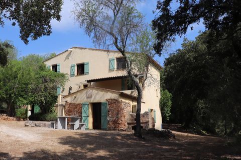 This beautiful character stone property is set in grounds that were originally built during the Crusades. It was restored between 1915 and 1920, and in 2010 a second floor was added. It is located in a quiet, sought-after area of Salernes, with no no...