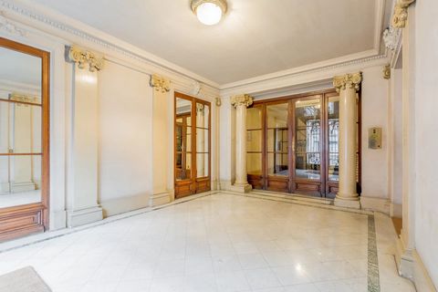 Paris 17th, beautiful 4 bedroom Haussmann apartment ideal for a family Just a few minutes from Place Wagram and Place Pereire, on the 4th floor of a 1912 Haussmann building with well-maintained, high-quality common areas, a 185 m2 family apartment. T...
