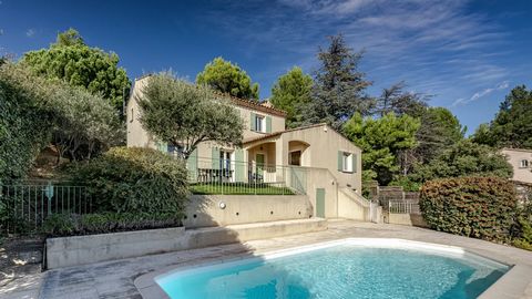 Pretty family house close to the village centre on the heights of Paradou, offering a unique view of the Alpilles. Due to its location, the land is terraced, which means that the house has 3 levels. On the ground floor is a garage with electric garag...