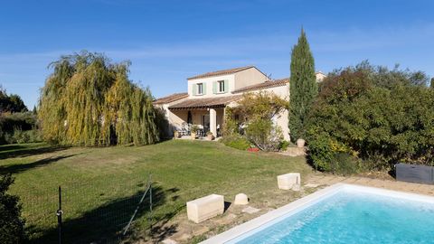 In the countryside of Maussane les Alpilles whilst still remaining conveniently close to the village center, behind electric gates, come and discover this pretty house from the 2000's. Accommodation consists on the ground floor of a beautiful bright ...