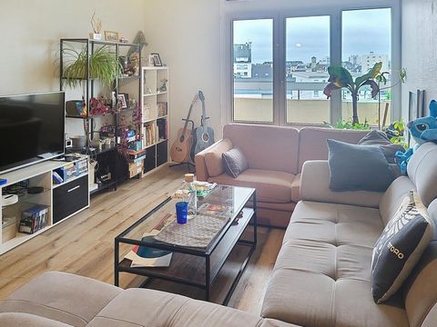 Cet appartement type 2 d' une superficie de 45 m², situé au coeur de Lorient, proche de l' ancien hôpital bodélio et au 3ème étage avec ascenseur se compose d'une entrée avec placards et penderie, d' un vaste séjour avec kitchenette, d' une salle de ...