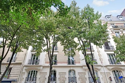 Privileged location: Rue de la Convention, a few steps from the Boucicaut metro station, offering direct access to amenities, shops, and schools, this elegant 4-room apartment of 86m² combines the charm of the old and modernity. On the 1st floor of a...