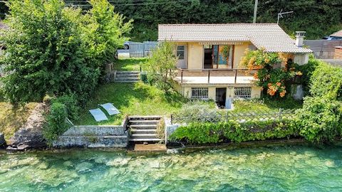 Annecy. Vue panoramique sur le Lac. Ponton privatif. Accès direct au Lac. Petite Villa d'environ 50m² comprenant séjour avec climatisation ouvert sur grande terrasse de 30m², cuisine ouverte sur salon et une chambre. La terrasse offre une vue épousto...