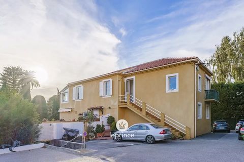 Este estudio de 27m2 renovado se encuentra en el corazón de Villefranche-sur-Mer, en una encantadora casa con solo nueve unidades. Bien distribuido, consta de una entrada con almacenamiento, una sala de estar con una cocina equipada, una zona de dorm...