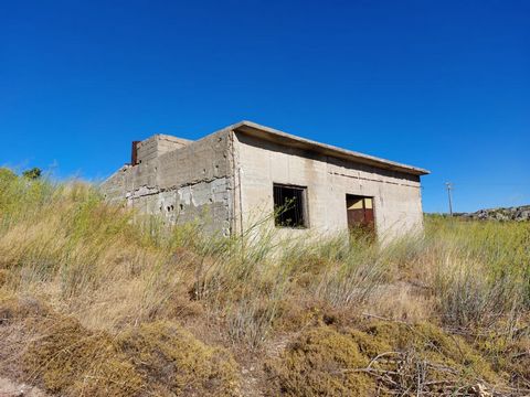 Mesa Apidi, Sitia, Creta orientale: Appezzamento di terreno con una fabbrica di spremitura delle olive a soli 6 km dal mare. L'appezzamento è di 1600 m2 e ha un vecchio edificio di 118 m2 che necessita di una parziale ristrutturazione. Ha un buon acc...