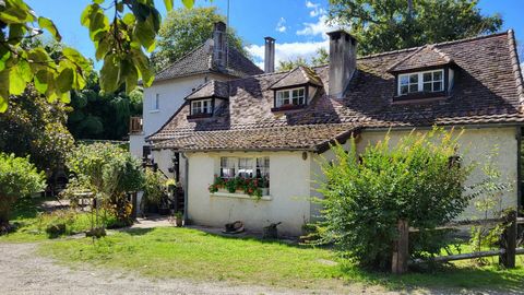 Entre Mussidan et Bergerac maison de campagne composée en rez de chaussée d'un séjour salon 28 m² avec possibilité d'ouvrir sur la tour ajoutée en 1970 . Une communication existe déjà entre la maison principale et l'agrandissement par le bureau. Au r...