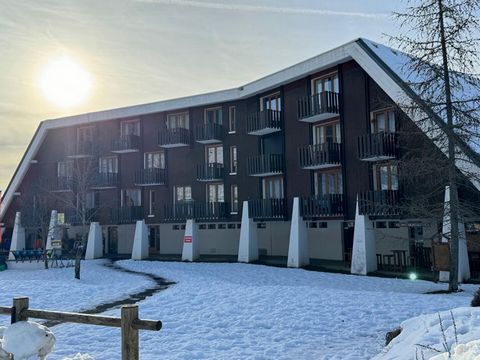 C'est à Saint-Jean Monclar dans les Alpes du Sud entre les vallées de la Blanche et de l'Ubaye, aux pieds des pistes, que nous vous présentons en exclusivité cet agréable deux pièces de 35m2 offrant un hall d'entrée avec coin-nuit, un séjour lumineux...