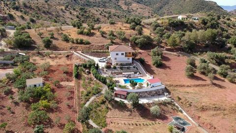 Successful B&B available for sale. This popular B&B, with hundreds of 5-star reviews, is located just 27 km from Malaga Airport. On a half-hour drive, you find yourself in a completely different world, praised by guests who enjoy tranquility, space a...