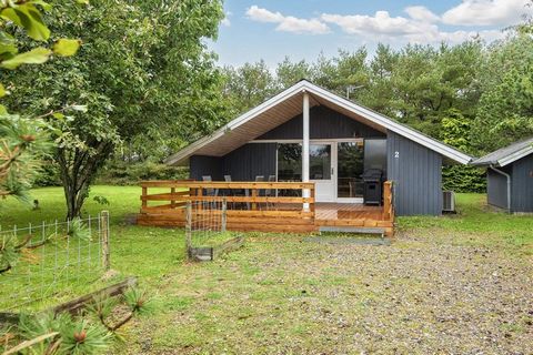 Ferienhaus in einem landschaftlich reizvollen Ferienhausgebiet am Nissum Fjord, ganz in der Nähe einiger attraktiver Angelgewässer bei Nees. Das Ferienhaus hat eine gute Raumaufteilung mit einem offenen Küchen-/Wohnbereich für das Familienleben an ei...