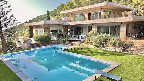 Modernist style villa designed by a renowned architect, located on 4000m2 of land in pine forest with masonry swimming pool. In a dominant position with panoramic views of the Mediterranean thanks to generous glass surfaces, the view extends from the...