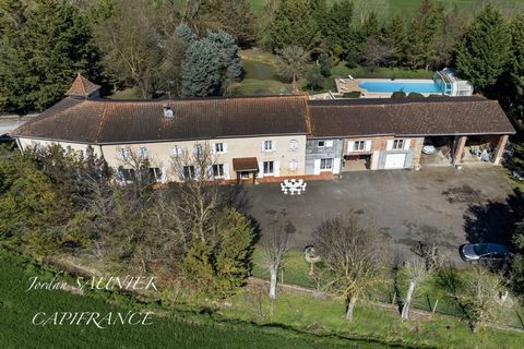 Au coeur de la campagne Lauragaise, à 15mins de CARAMAN (31) au calme absolu à 10mins de Revel, 30 mins de Castres et 35mins de l'entrée de Toulouse, venez découvrir ce magnifique corps de ferme composé de 3 habitations dont 370 m² sont habitables, e...