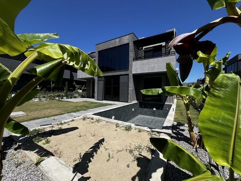 Villa met privé zwembad te koop In Kusadasi Yavansu District Op loopafstand van de zee (800 meter) Onze villa heeft 1 woonkamer, 1 keuken, 4 slaapkamers, 4 badkamers en toiletten. De villa is voorzien van vloerverwarming en een open haard. Neem conta...