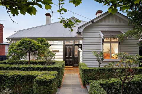 'Finsbury', prachtige familieproporties te midden van weelderige tuinen en buxushagen, dit prachtige Edwardiaanse huis met dubbele voorkant uit 1910 op een reguliere toewijzing van 650 m² (ongeveer) is uitstekend gelegen op slechts enkele minuten van...