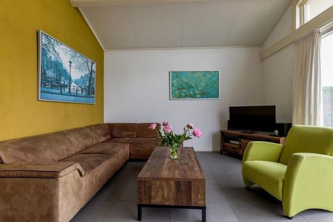 El Wilgenroos es un chalet de entre 65 y 70 m2. El chalet tiene capacidad para un máximo de 4 personas. El diseño es el siguiente:  Salón con cocina abierta.  TV por cable en la sala de estar.  Baño con WC y ducha.  Dormitorio con 2 camas individ...