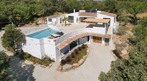 Deze unieke villa ligt in een landelijke omgeving met uitzicht op het platteland en biedt veel mogelijkheden als vakantiehuis of als woonhuis. Als je door de poorten van dit pand komt en een lang pad volgt, verwelkom je het huis met een charmante tra...