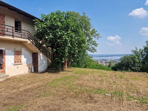 Rustiek te koop, ondergedompeld in de rust van de groene heuvels van Arona, met een adembenemend uitzicht op het Lago Maggiore, een verborgen juweel dat wacht om in zijn oude glorie hersteld te worden. Op enkele minuten rijden van het levendige centr...