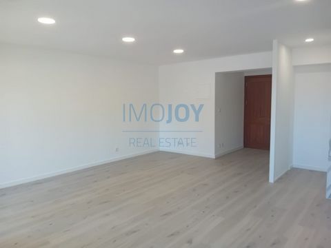 Apresentamos um apartamento deslumbrante que combina elegância, bom gosto e funcionalidade, localizado na Rua Dom Pedro de Cristo. Este imóvel foi cuidadosamente remodelado e está pronto a habitar, destacando-se pelo seu chão flutuante, janelas de vi...